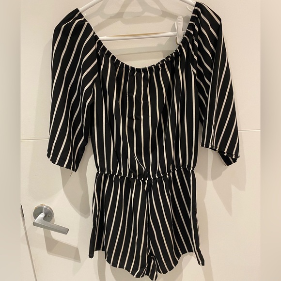 Small black and white romper (long sleeves and shorts) - Picture 3 of 4